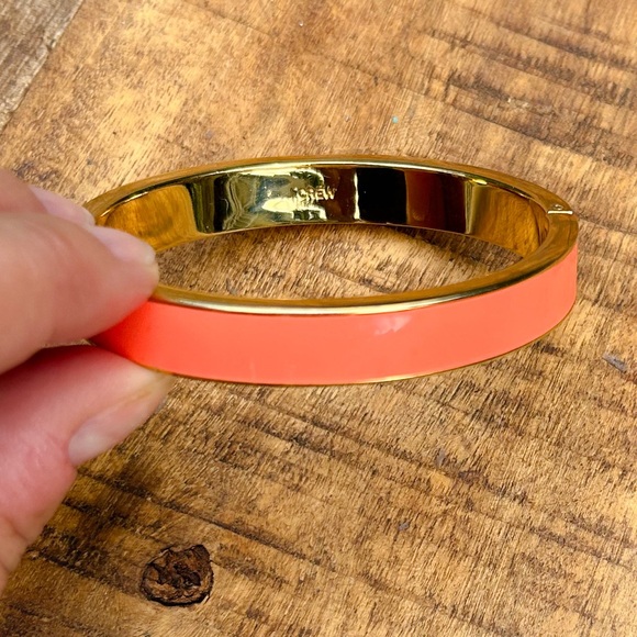 ✨NWOT J Crew preppy bright coral enamel & gold tone bangle. Size M, snap close - Picture 3 of 5